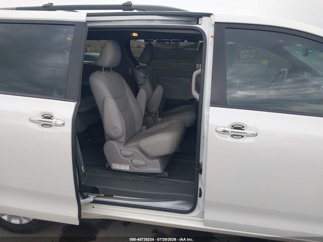 5TDYZ3DC4HS791561 Toyota Sienna Xle 8 Passenger