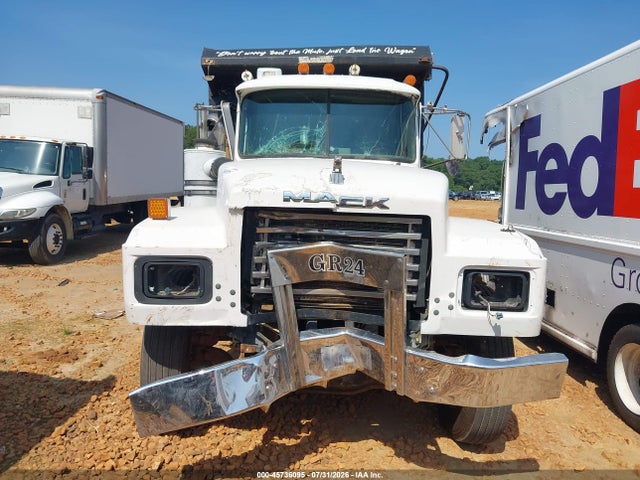 45736095 :رقم المزاد ، 1M2P267C9YM048673 vin ، 2000 Mack 600 Rd600 مزاد بيع