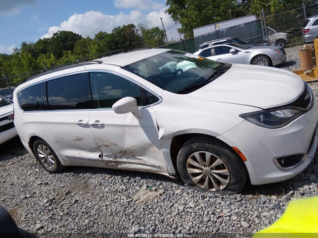 Продаж на аукціоні авто 2017 Chrysler Pacifica Touring-l, vin: 2C4RC1BG0HR583296, номер лоту: 45736923