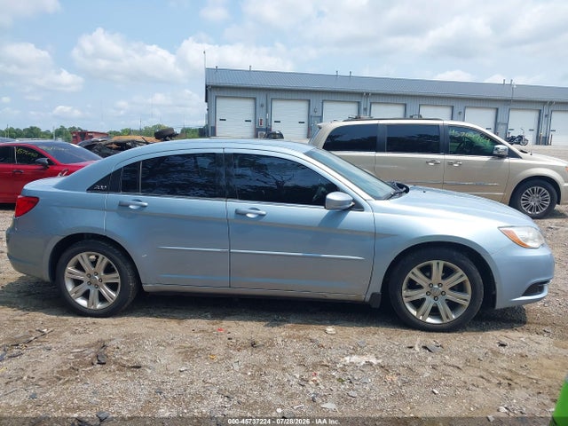 45737224 :رقم المزاد ، 1C3CCBBB1DN656221 vin ، 2013 Chrysler 200 Touring مزاد بيع
