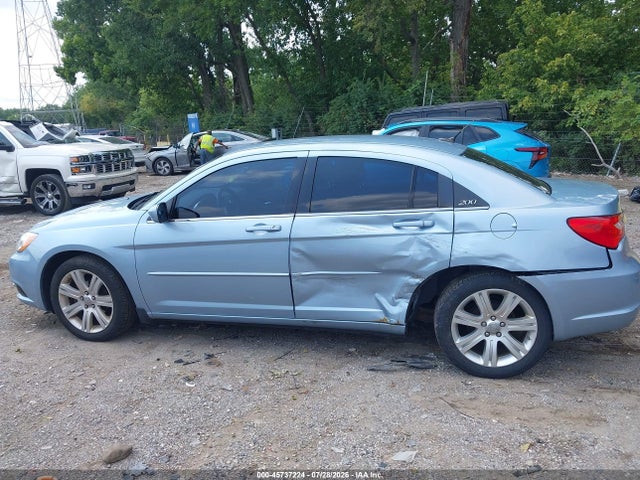 45737224 :رقم المزاد ، 1C3CCBBB1DN656221 vin ، 2013 Chrysler 200 Touring مزاد بيع