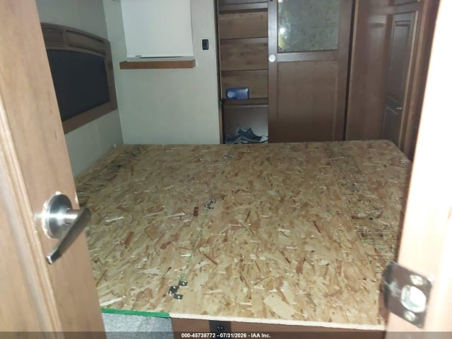 45738772 :رقم المزاد ، 5SFBG4128FE286152 vin ، 2015 Heartland Rv Landmark مزاد بيع