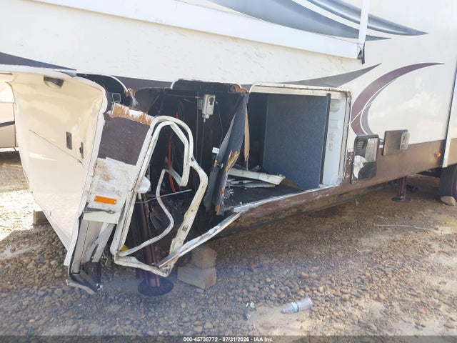 45738772 :رقم المزاد ، 5SFBG4128FE286152 vin ، 2015 Heartland Rv Landmark مزاد بيع