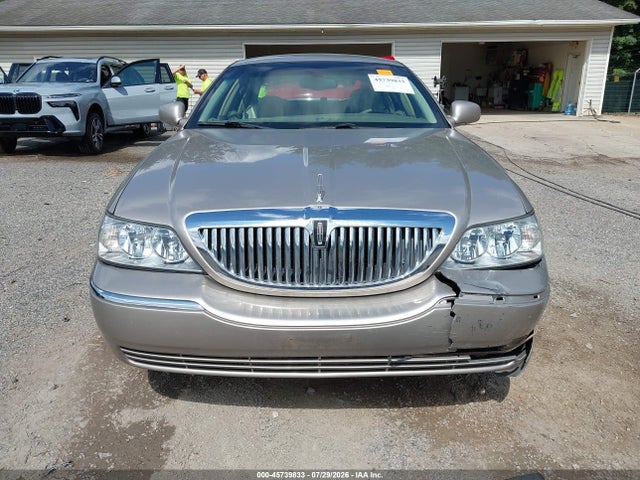 Продажа на аукционе авто 2003 Lincoln Town Car Executive, vin: 1LNHM81W33Y634963, номер лота: 45739833