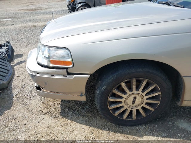 45739833 :رقم المزاد ، 1LNHM81W33Y634963 vin ، 2003 Lincoln Town Car Executive مزاد بيع