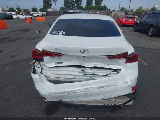 Lexus IS 300 2018 JTHBA1D26J5067308 Image 16