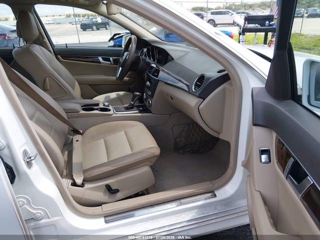 2014 Mercedes-benz C 250 Sport მანქანა იყიდება აუქციონზე, vin: WDDGF4HB0EA937271, აუქციონის ნომერი: 45741216