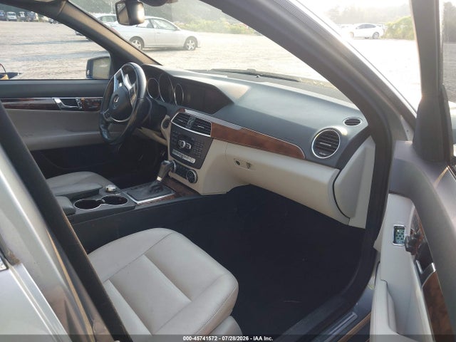 2013 Mercedes-benz C 300 Sport 4matic მანქანა იყიდება აუქციონზე, vin: WDDGF8AB5DR283840, აუქციონის ნომერი: 45741572