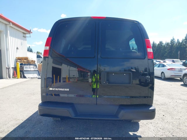 1GAWGEFGXJ1288878 Chevrolet Express 2500 Ls