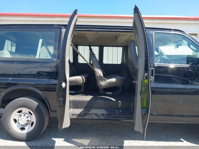 1GAWGEFGXJ1288878 Chevrolet Express 2500 Ls