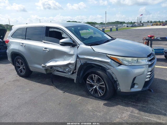 2017 Toyota Highlander Le მანქანა იყიდება აუქციონზე, vin: 5TDZARFH8HS026537, აუქციონის ნომერი: 45742738