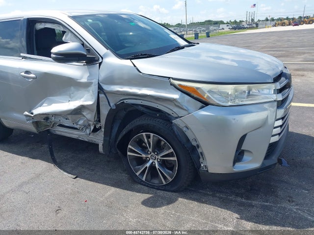 2017 Toyota Highlander Le მანქანა იყიდება აუქციონზე, vin: 5TDZARFH8HS026537, აუქციონის ნომერი: 45742738