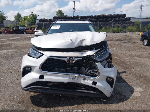 Toyota Highlander Limited 2022 5TDDZRBH6NS570460 Image 12
