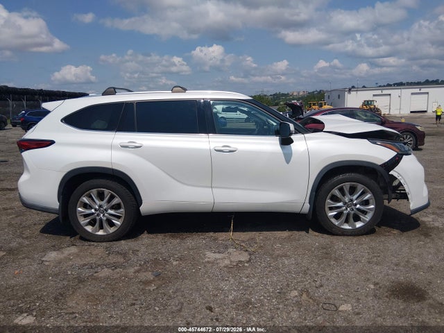 Toyota Highlander Limited 2022 5TDDZRBH6NS570460 Image 13