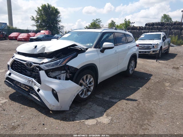 Toyota Highlander Limited 2022 5TDDZRBH6NS570460 Image 2