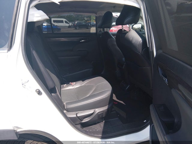 Toyota Highlander Limited 2022 5TDDZRBH6NS570460 Image 8