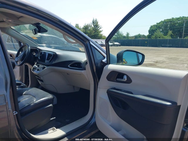45745395 :رقم المزاد ، 2C4RC1BG8HR501850 vin ، 2017 Chrysler Pacifica Touring-l مزاد بيع