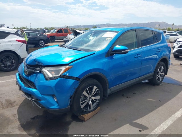 Toyota Rav4 Xle 2017 JTMWFREV0HD095052 Image 2