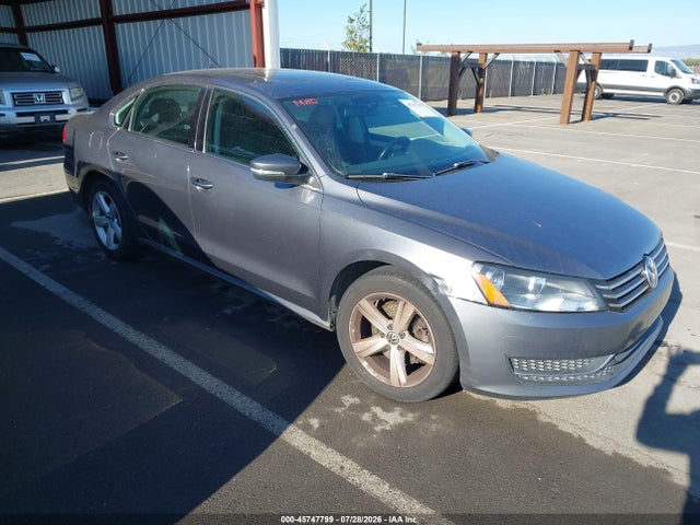 2013 Volkswagen Passat 2.5l Se მანქანა იყიდება აუქციონზე, vin: 1VWBP7A39DC018228, აუქციონის ნომერი: 45747799