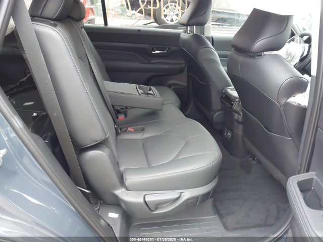 Toyota Grand Highlander Limited 2025 5TDAAAB55SS081108 Image 8
