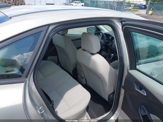 Ford FOCUS SE 2016 1FADP3F21GL210564 Image 8