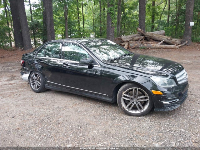 2013 Mercedes-benz C 300 Sport 4matic მანქანა იყიდება აუქციონზე, vin: WDDGF8AB5DG135991, აუქციონის ნომერი: 45749329