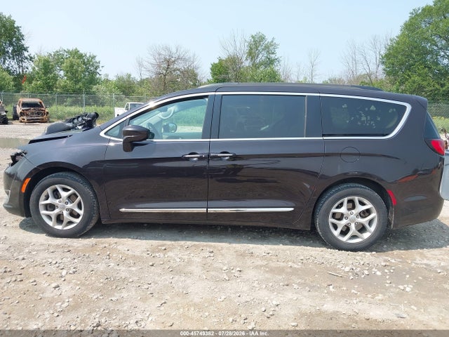 45749382 :رقم المزاد ، 2C4RC1BG0HR656442 vin ، 2017 Chrysler Pacifica Touring-l مزاد بيع