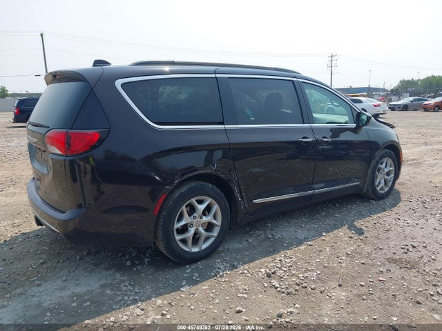 45749382 :رقم المزاد ، 2C4RC1BG0HR656442 vin ، 2017 Chrysler Pacifica Touring-l مزاد بيع