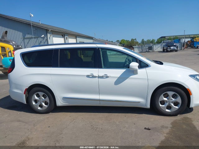 Продажа на аукционе авто 2018 Chrysler Pacifica Hybrid Touring L, vin: 2C4RC1L76JR175700, номер лота: 45749481