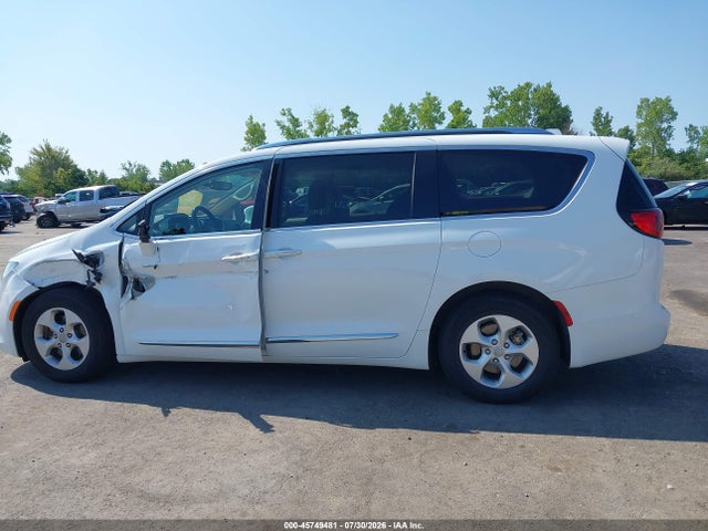 Продажа на аукционе авто 2018 Chrysler Pacifica Hybrid Touring L, vin: 2C4RC1L76JR175700, номер лота: 45749481
