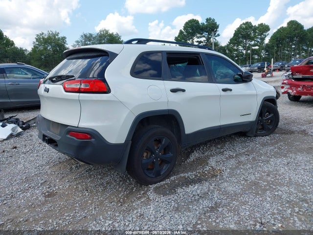 1C4PJLAS7HW572723 Jeep Cherokee Altitude