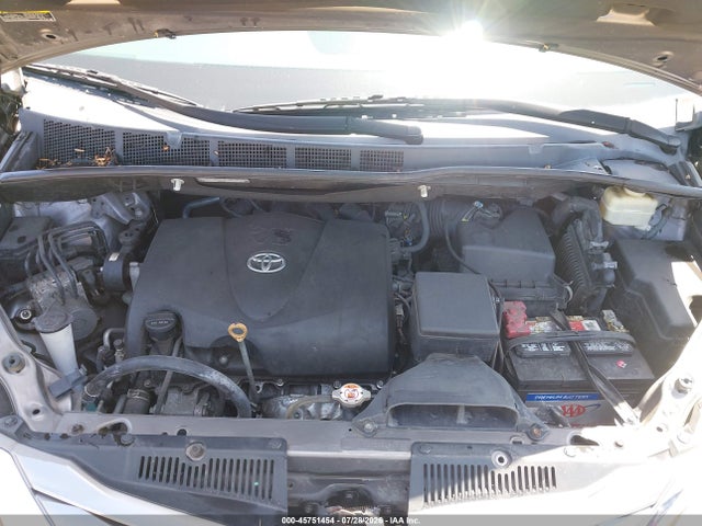 5TDYZ3DC4HS875542 Toyota Sienna Xle 8 Passenger
