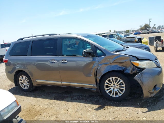 5TDYZ3DC4HS875542 Toyota Sienna Xle 8 Passenger