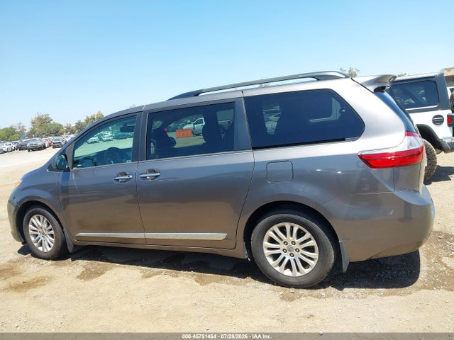 5TDYZ3DC4HS875542 Toyota Sienna Xle 8 Passenger