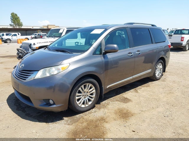 5TDYZ3DC4HS875542 Toyota Sienna Xle 8 Passenger