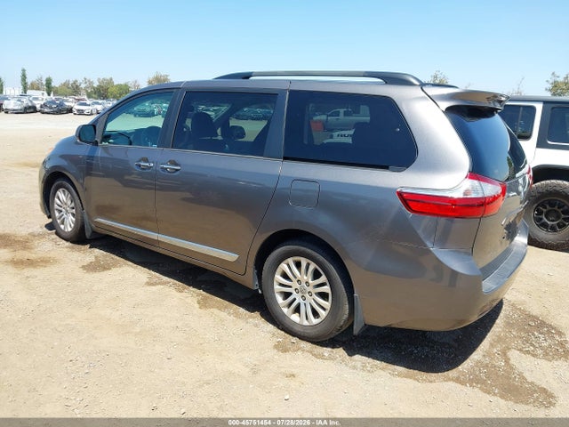 5TDYZ3DC4HS875542 Toyota Sienna Xle 8 Passenger