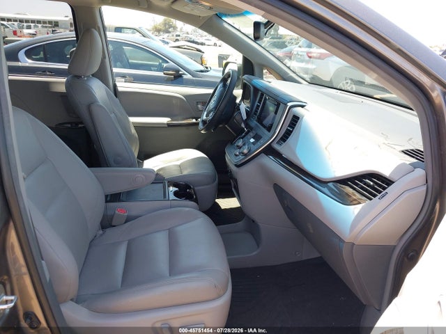 5TDYZ3DC4HS875542 Toyota Sienna Xle 8 Passenger