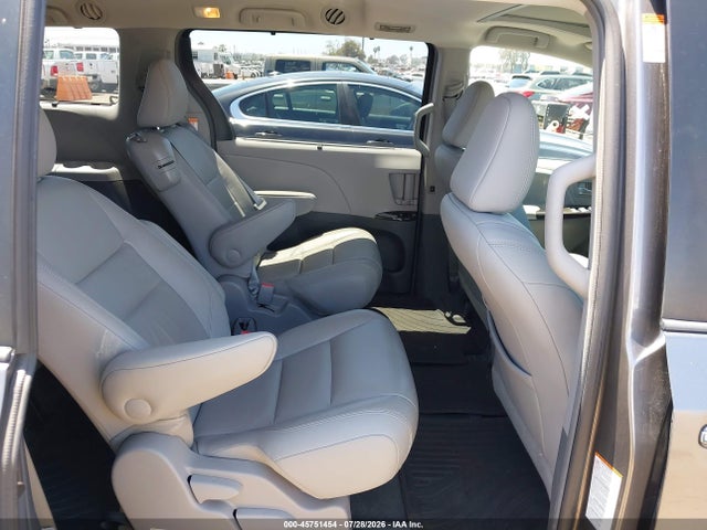5TDYZ3DC4HS875542 Toyota Sienna Xle 8 Passenger