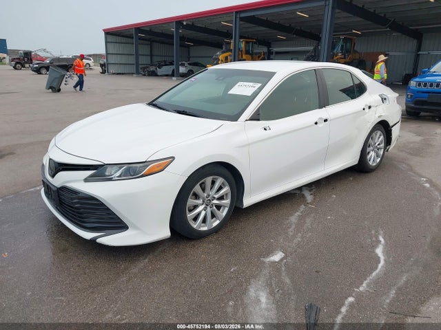 Toyota CAMRY LE 2018 4T1B11HK2JU603474 Image 2