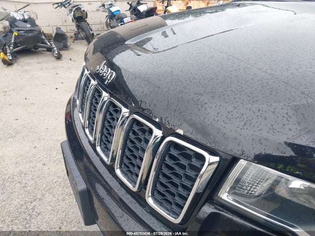 1C4RJFAG9JC405244 Jeep Grand Cherokee Laredo E 4x4