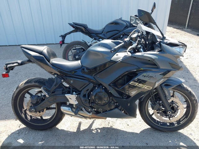 ML5EXEP16RDAB9812 Kawasaki Ex650 P