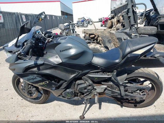 ML5EXEP16RDAB9812 Kawasaki Ex650 P