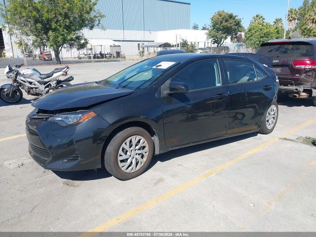 Toyota COROLLA LE 2018 5YFBURHE6JP826733 Image 2