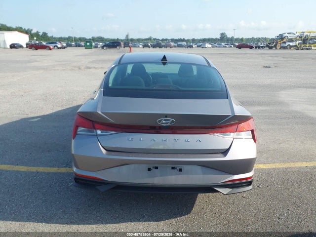 KMHLL4AGXPU556113 Hyundai ELANTRA SE