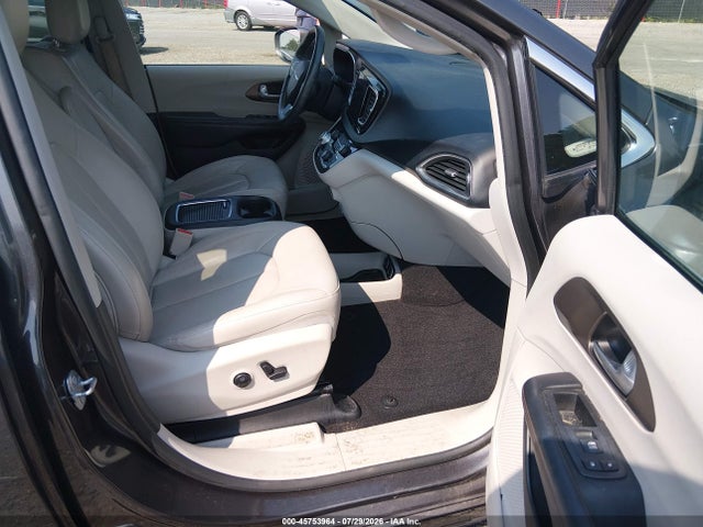 Продаж на аукціоні авто 2017 Chrysler Pacifica Touring-l Plus, vin: 2C4RC1EG5HR839864, номер лоту: 45753964