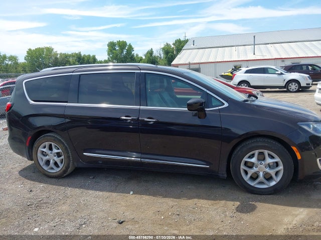 Продажа на аукционе авто 2017 Chrysler Pacifica Touring-l Plus, vin: 2C4RC1EG1HR743567, номер лота: 45756290