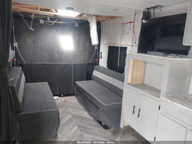 45756387 :رقم المزاد ، 4X4TWDC21NY099561 vin ، 2022 Wildwood Fsx Platinum Toy Hauler مزاد بيع