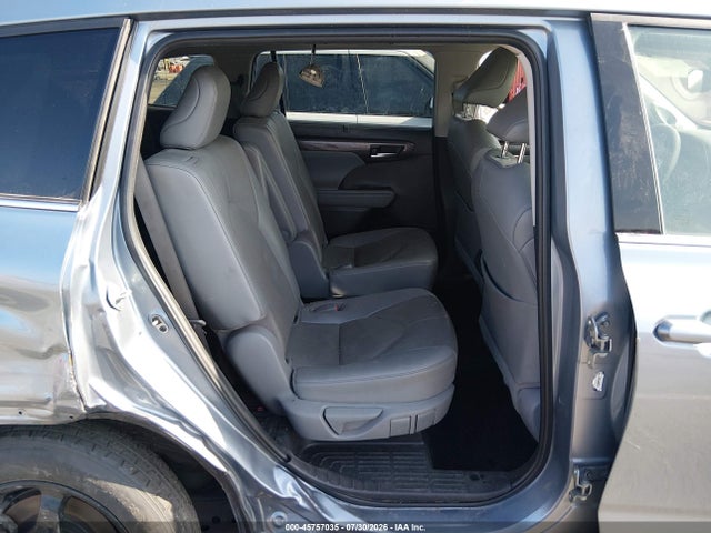 Toyota Highlander Limited 2022 5TDYZRAH2NS126303 Image 8