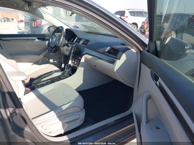 2017 Volkswagen Passat 1.8t Se მანქანა იყიდება აუქციონზე, vin: 1VWBT7A37HC027740, აუქციონის ნომერი: 45757248
