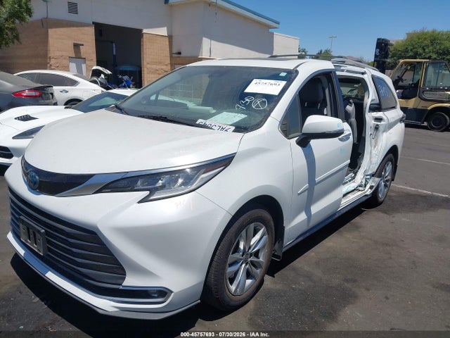 Toyota Sienna Limited 2022 5TDZRKEC8NS105109 Image 2
